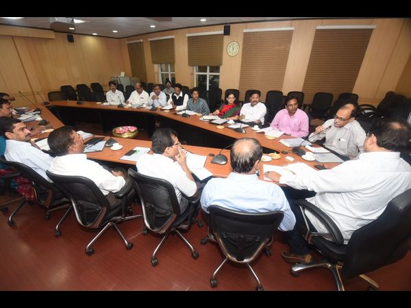 అధికారులతో కేంద్రబృందం అధికారులతో కేంద్రబృందం