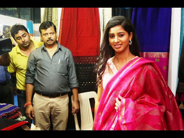 సిల్క్ వస్త్ర ప్రదర్శన: ప్రారంభించిన నటి పావని