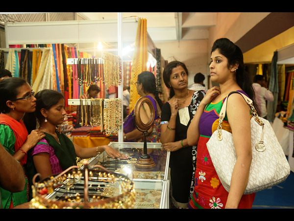 సిల్క్ వస్త్ర ప్రదర్శన: ప్రారంభించిన నటి పావని