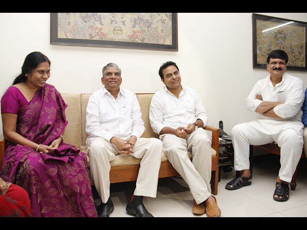 విజయరామారావుతో కెటిఆర్