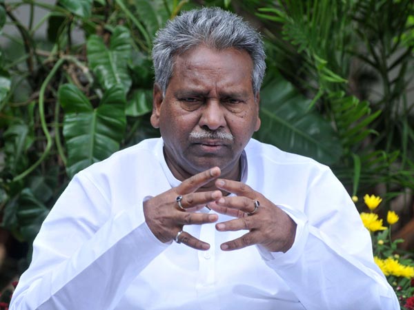 Bank employees protest at Kavuri's office Bank employees protest at Kavuri's office