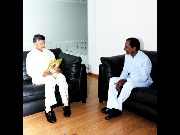 మాట్లాడుకుంటున్న కెసిఆర్, బాబు