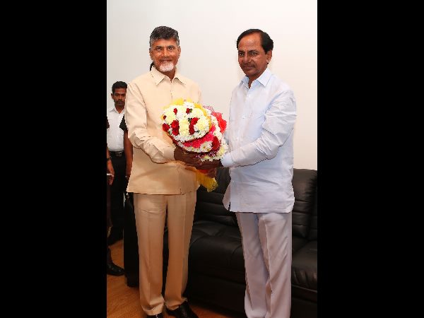 చంద్రబాబుకు కెసిఆర్ పుష్పగుచ్ఛం