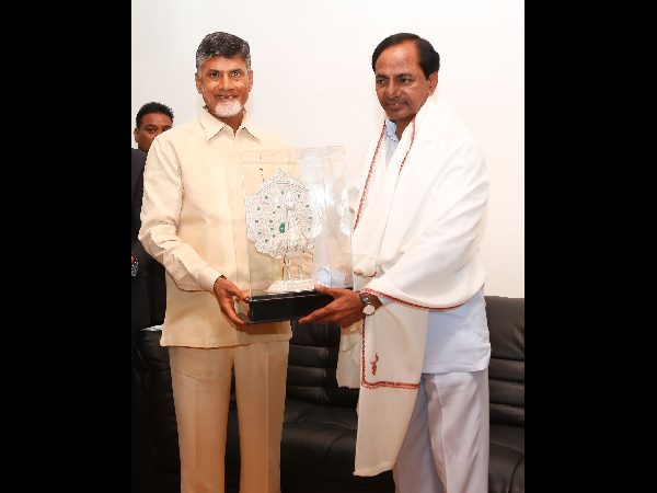 కెసిఆర్‌కు శాలువాతో సత్కారం