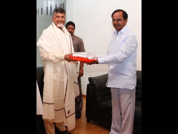 బాబుకు శాలువాతో సత్కారం