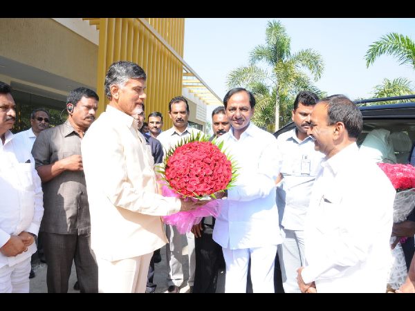 కెసిఆర్‌కు బాబు పుష్పగుచ్ఛం