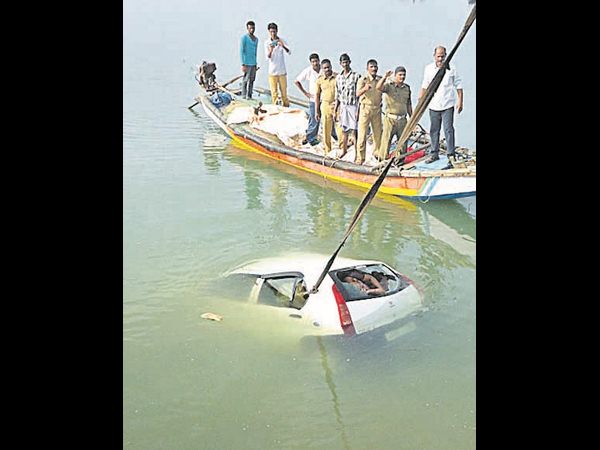 గోదావరిలో మునిగిన కారు