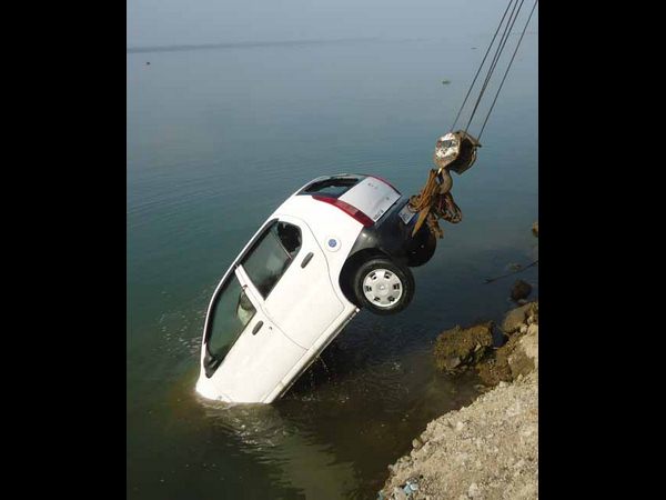 గోదావరిలో మునిగిన కారు