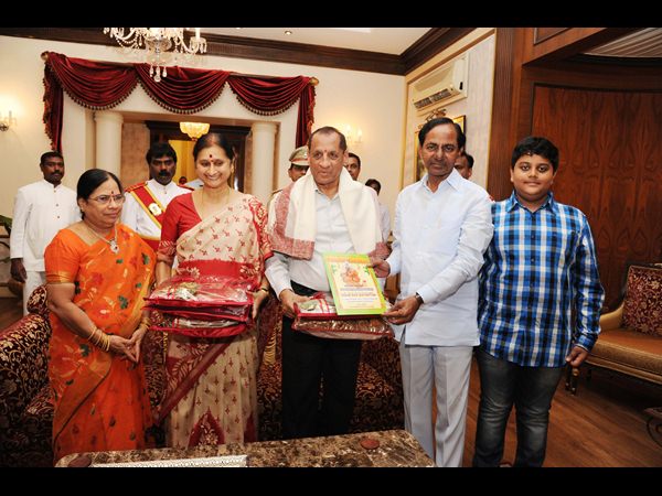 గవర్నర్‌కు కెసిఆర్ ఆహ్వానం