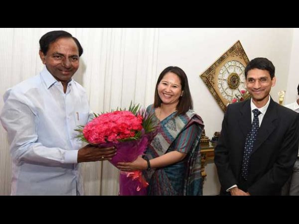 indian councillor nam gas sikampa meet cm kcr at hyderabad indian councillor nam gas sikampa meet cm kcr at hyderabad