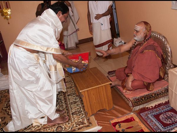 కెసిఆర్ దంపతుల ఆహ్వానం