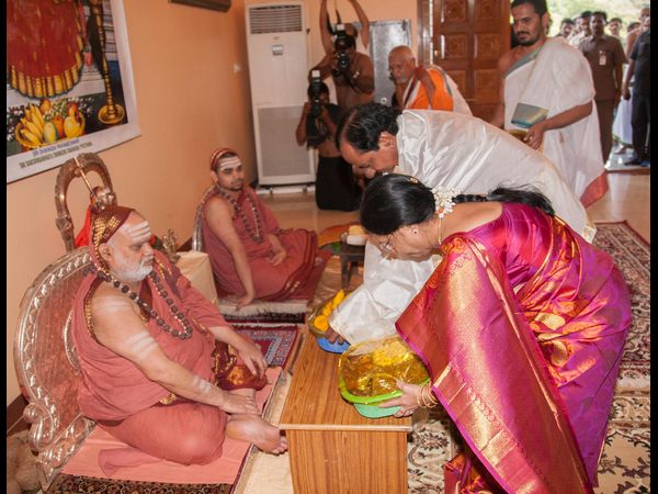 కెసిఆర్ దంపతుల ఆహ్వానం