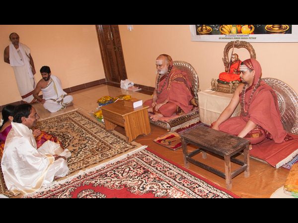 కెసిఆర్ దంపతుల ఆహ్వానం