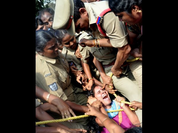  అంగన్‌వాడీ కార్యకర్తకు పోలీస్ వార్నింగ్: సొమ్మసిల్లి పడిపోయారు (ఫోటోలు)