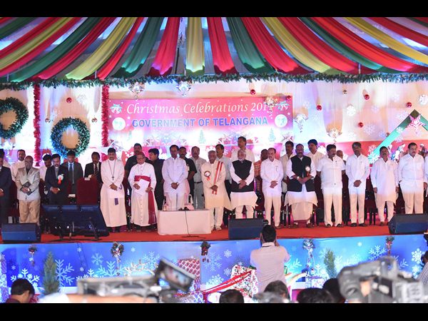 సానుకూలంగా పరిశీలిస్తాం: క్రిస్మస్ వేడుకల్లో మనవడితో కలిసి కేసీఆర్