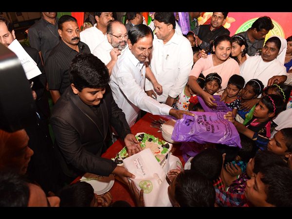 సానుకూలంగా పరిశీలిస్తాం: క్రిస్మస్ వేడుకల్లో మనవడితో కలిసి కేసీఆర్