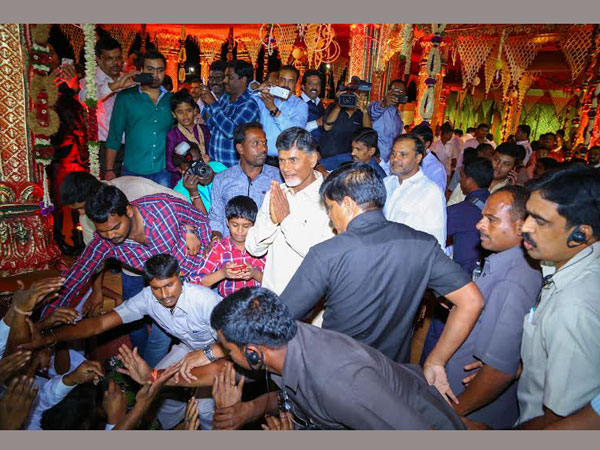 రేవంత్ రెడ్డి కూతురి పెళ్లిలో చిరు, బాబు