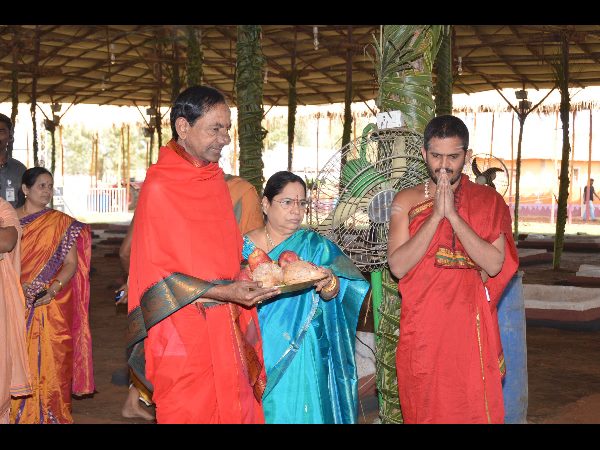 అంకురార్పణ: గణపతి హోమం చేసిన కేసీఆర్ దంపతులు అంకురార్పణ: గణపతి హోమం చేసిన కేసీఆర్ దంపతులు