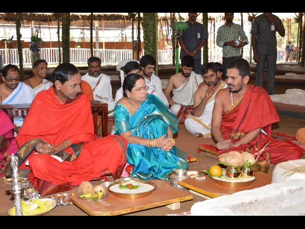 అంకురార్పణ: గణపతి హోమం చేసిన కేసీఆర్ దంపతులు అంకురార్పణ: గణపతి హోమం చేసిన కేసీఆర్ దంపతులు