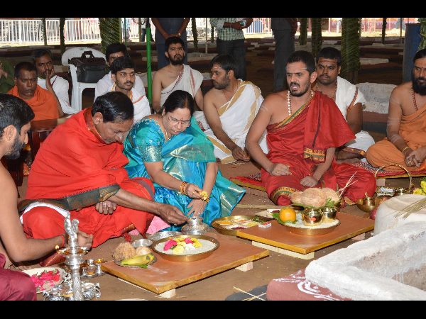 అంకురార్పణ: గణపతి హోమం చేసిన కేసీఆర్ దంపతులు అంకురార్పణ: గణపతి హోమం చేసిన కేసీఆర్ దంపతులు