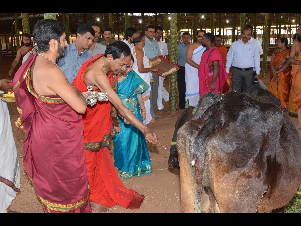 అంకురార్పణ: గణపతి హోమం చేసిన కేసీఆర్ దంపతులు అంకురార్పణ: గణపతి హోమం చేసిన కేసీఆర్ దంపతులు