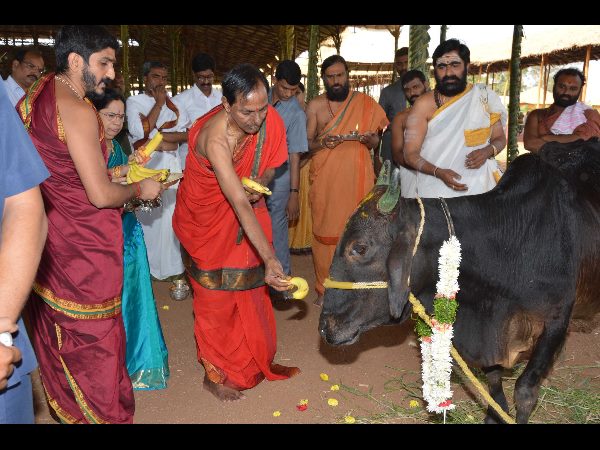 అంకురార్పణ: గణపతి హోమం చేసిన కేసీఆర్ దంపతులు అంకురార్పణ: గణపతి హోమం చేసిన కేసీఆర్ దంపతులు