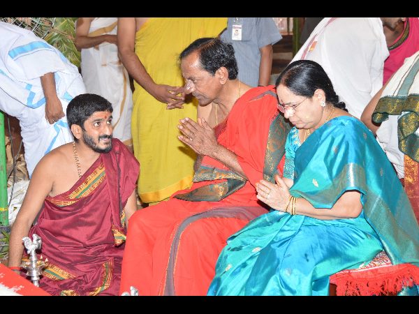 అంకురార్పణ: గణపతి హోమం చేసిన కేసీఆర్ దంపతులు అంకురార్పణ: గణపతి హోమం చేసిన కేసీఆర్ దంపతులు