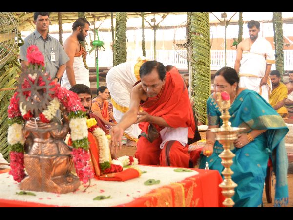 అంకురార్పణ: గణపతి హోమం చేసిన కేసీఆర్ దంపతులు అంకురార్పణ: గణపతి హోమం చేసిన కేసీఆర్ దంపతులు