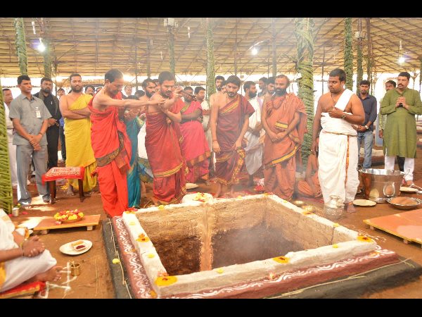 అంకురార్పణ: గణపతి హోమం చేసిన కేసీఆర్ దంపతులు అంకురార్పణ: గణపతి హోమం చేసిన కేసీఆర్ దంపతులు