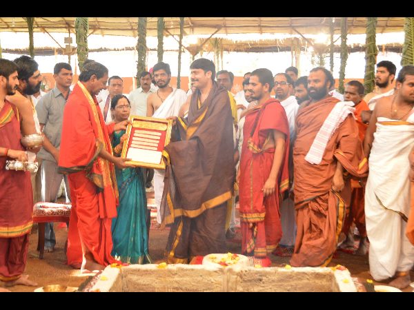 అంకురార్పణ: గణపతి హోమం చేసిన కేసీఆర్ దంపతులు అంకురార్పణ: గణపతి హోమం చేసిన కేసీఆర్ దంపతులు