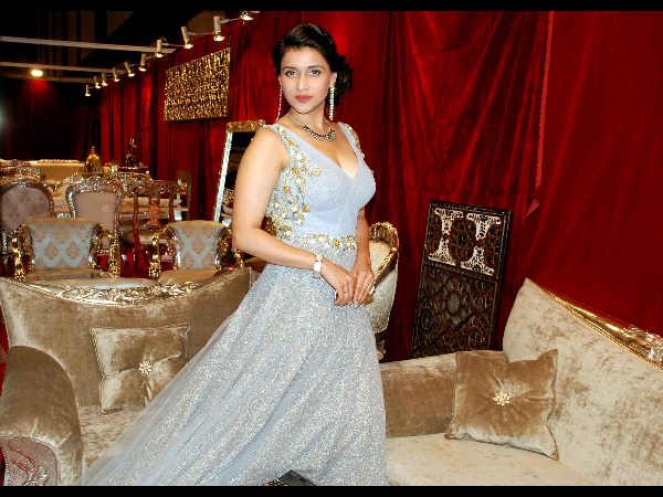 హైలైఫ్ ఎగ్జిబిషన్‌: సినీ నటి మనారా చోప్రా సందడి