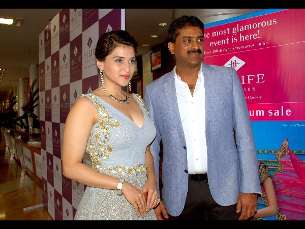  హైలైఫ్ ఎగ్జిబిషన్‌: సినీ నటి మనారా చోప్రా సందడి