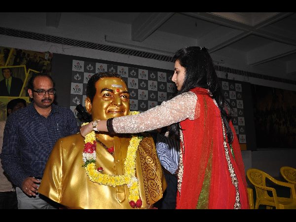 ఎన్టీఆర్‌కు నివాళి...