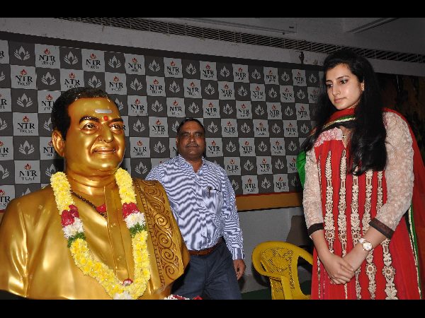 నివాళులు అర్పించి..