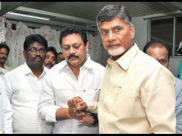 మెట్లకు చంద్రబాబు పరామర్శ