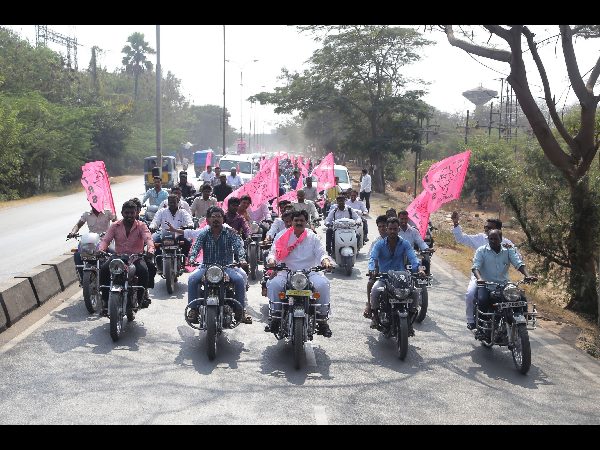  కాంగ్రెస్‌కు గుడ్‌బై: భారీ ర్యాలీ, కారెక్కిన కేఎం ప్రతాప్ 