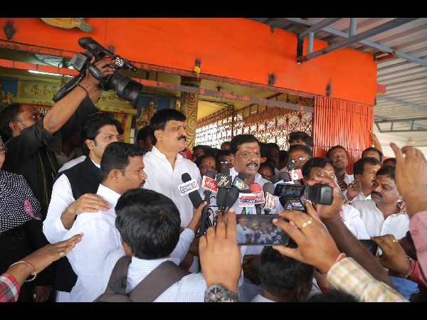 కాంగ్రెస్‌కు గుడ్‌బై: భారీ ర్యాలీ, కారెక్కిన కేఎం ప్రతాప్ 
