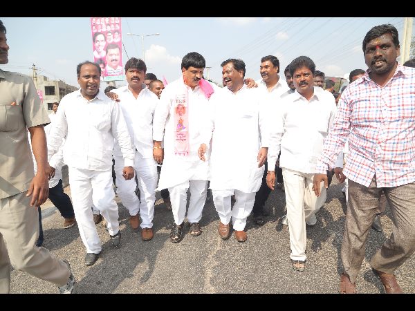 కాంగ్రెస్‌కు గుడ్‌బై: భారీ ర్యాలీ, కారెక్కిన కేఎం ప్రతాప్ 