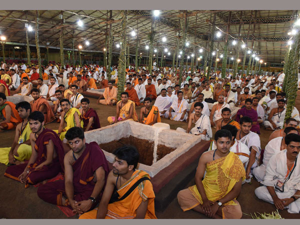 cm kcr at ayutha chandi yagam