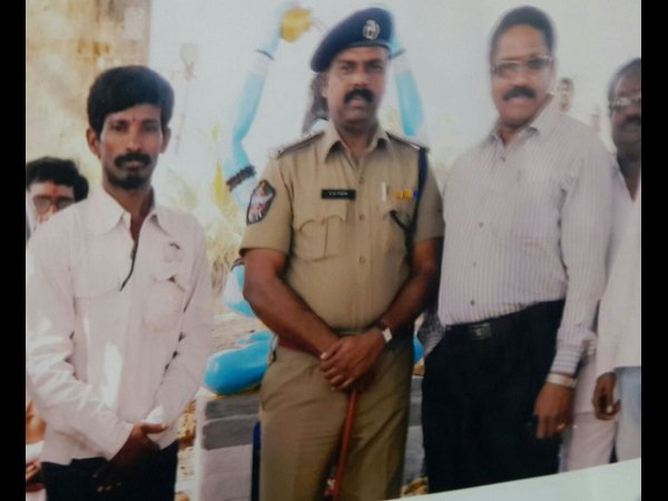 నాలుగు బ్యాంకులు దోపిడీ.. నాలుగు బ్యాంకులు దోపిడీ..