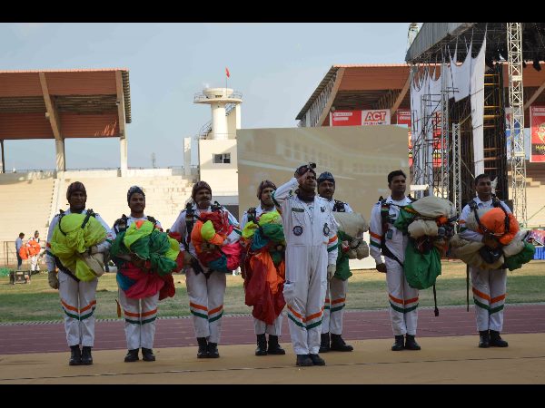 అద్భుతంగా ప్రారంభమైన స్కైఫెస్ట్: లాంగ్ రైడ్‌కు ఒక్కొక్కరికీ రూ. 15వేలు