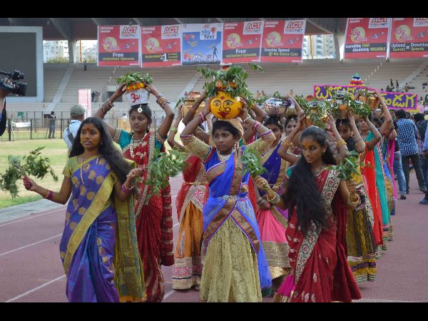 అద్భుతంగా ప్రారంభమైన స్కైఫెస్ట్: లాంగ్ రైడ్‌కు ఒక్కొక్కరికీ రూ. 15వేలు