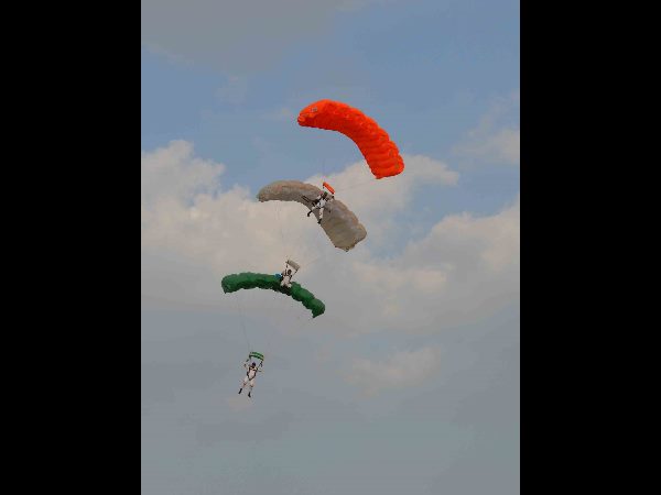 అద్భుతంగా ప్రారంభమైన స్కైఫెస్ట్: లాంగ్ రైడ్‌కు ఒక్కొక్కరికీ రూ. 15వేలు