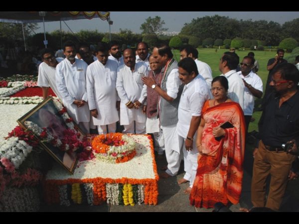 పీవీపై టిఆర్ఎస్ ప్రశంసలు, ఏపీలోని బందర్‌లో తెలంగాణ నేత విగ్రహం