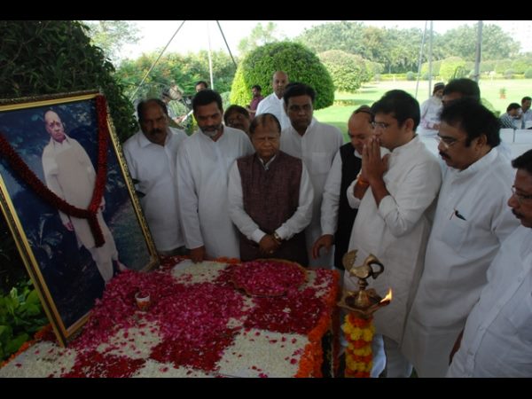  పీవీపై టిఆర్ఎస్ ప్రశంసలు, ఏపీలోని బందర్‌లో తెలంగాణ నేత విగ్రహం