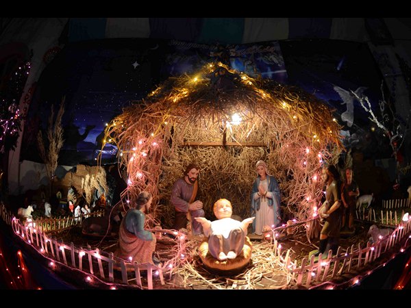 ఘనంగా క్రిస్మస్: విద్యుద్దీప కాంతుల్లో చర్చ్‌లు 