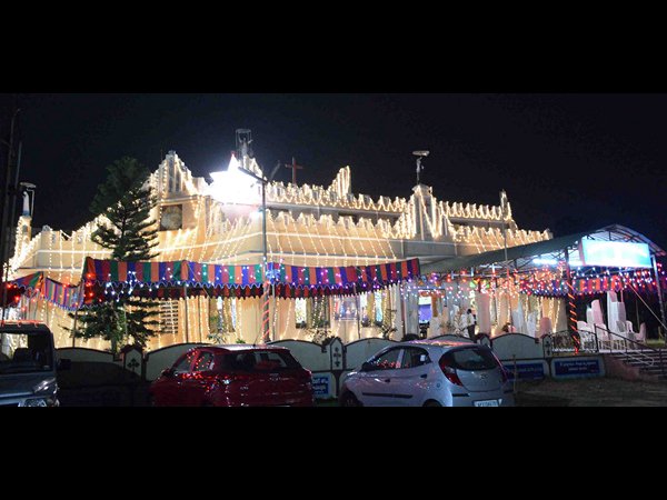 ఘనంగా క్రిస్మస్: విద్యుద్దీప కాంతుల్లో చర్చ్‌లు 