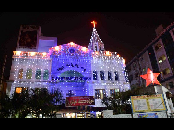 ఘనంగా క్రిస్మస్: విద్యుద్దీప కాంతుల్లో చర్చ్‌లు 