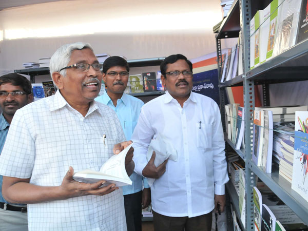 స్టాల్స్‌ను సందర్శిస్తూ కోదండరామ్