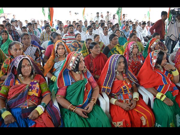 బంజారా భవన్ నిర్మాణం ఏదీ?: మొక్క నాటిన షబ్బీర్ అలీ